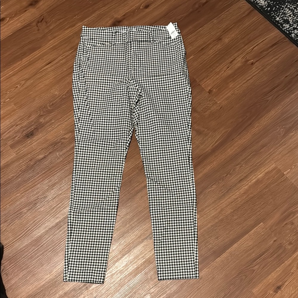 BRAND NEW WITH TAGS Old Navy Black and White Pixie Pants